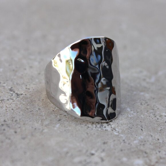 Womens Modern Wide Hammered Metal Silvertone Slim Shiny Bold Band Ring Size 7 - Picture 13 of 16